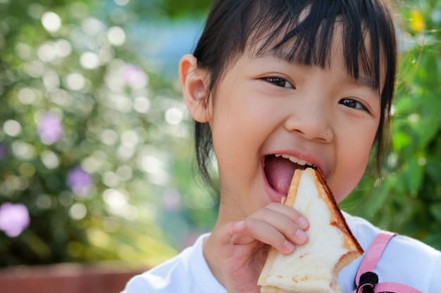Πολύ συχνά, παιδιά που ακολουθούν χορτοφαγική διατροφή παρουσιάζουν ελλείψεις σε συστατικά όπως η βιταμίνη Β12 και η βιταμίνη D.