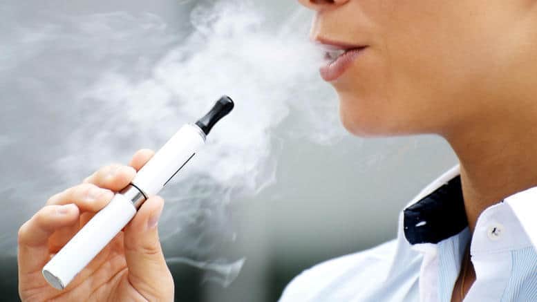 Κορωνοϊός - Το Κάπνισμα και το Άτμισμα Αυξάνουν τον Κίνδυνο για Σοβαρή Λοίμωξη.
