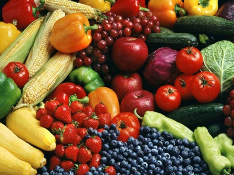 Τα φρούτα και τα λαχανικά εφοδιάζουν τον οργανισμό με βιταμίνες και ανόργανα συστατικά.