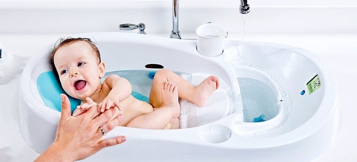 Ένα από τα πρώτα πράγματα που καλείται να μάθει κάθε νέος γονιός είναι πώς θα κάνει μπάνιο το ευαίσθητο μωράκι του.