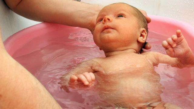 Για τον σωστό καθαρισμό της μύτης του μωρού, υγράνετε και σκουπίστε μαλακά τυχόν βλέννα από τα ρουθούνια με ένα ύφασμα.