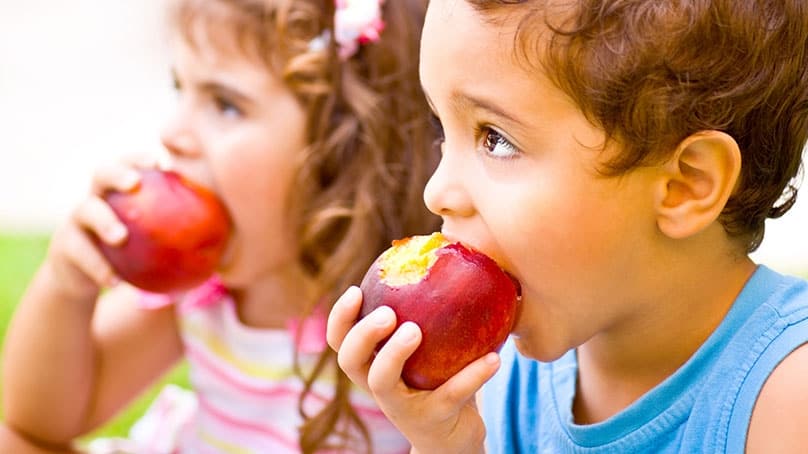 Όταν τα παιδιά δεν συγκεντρώνονται στο φαγητό τους, μαθαίνουν να τρώνε μηχανικά, λαίμαργα και μεγάλες ποσότητες.