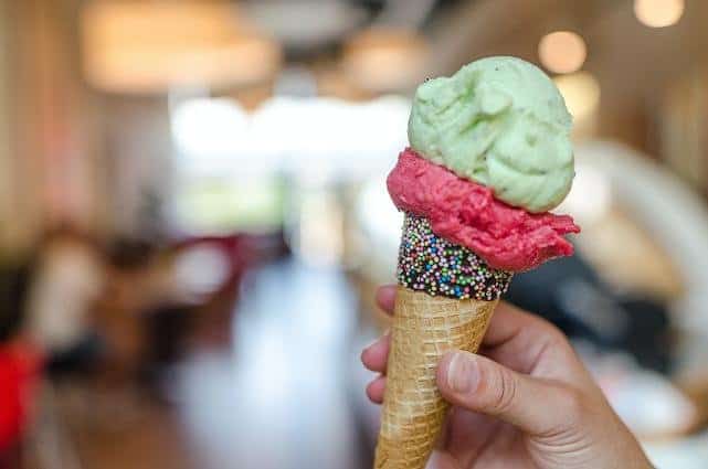 Προτιμήστε παγωτό σορμπέ ή μια γρανίτα που έχουν πολύ λιγότερα λιπαρά και ζάχαρη σε σχέση με το κανονικό παγωτό.