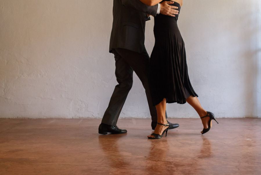 Οι χοροί σε ζευγάρια σας επιτρέπουν να συνδυάζετε αθλητική άσκηση κι αισθησιασμό.
