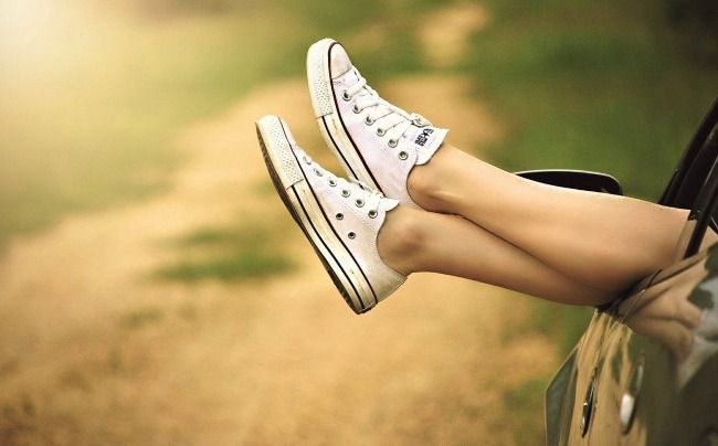 Παρά το γεγονός ότι το παλιό σας ζευγάρι πάνινα παπούτσια μπορεί να είναι άνετο, στην πραγματικότητα βλάπτει τα πόδια σας.