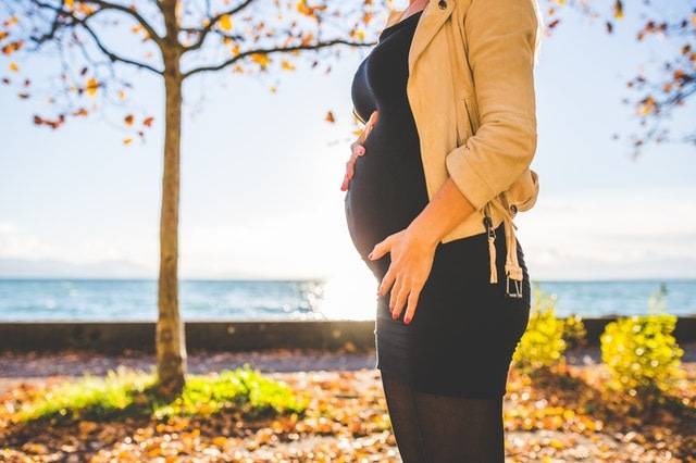 Νωρίς στην εγκυμοσύνη οι ορμονικές αλλαγές στο σώμα σας μπορεί να κάνουν τα στήθη σας πιο ευαίσθητα σε κάθε άγγιγμα, ή και πιο ερεθισμένα.