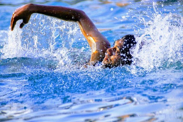 Το κολύμπι σε θαλασσινό νερό, μπορεί να βελτιώσει την υγεία του δέρματος.