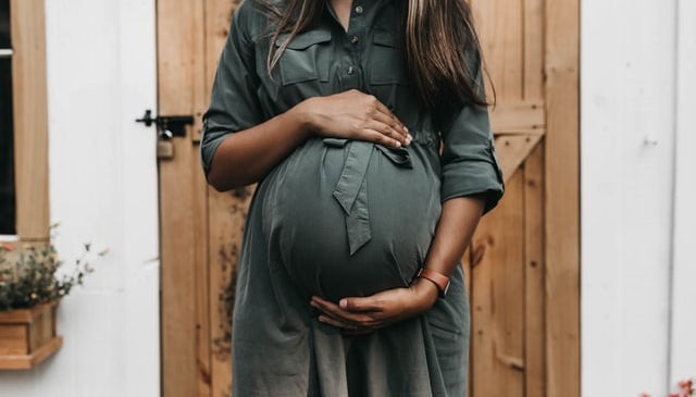 Στους τελευταίους μήνες της εγκυμοσύνης ήπια παροδικά κοιλιακά άλγη οφείλονται στις προετοιμαστικές για τον τοκετό συσπάσεις της μήτρας.