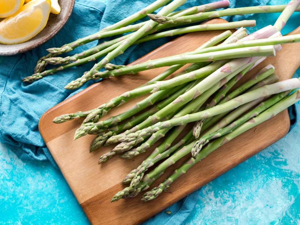 Τα σπαράγγια ή όπως λέγονται επιστημονικά Asparagus officinalis, είναι ένα λαχανικό με λίγες θερμίδες, πολλά ωφέλιμα συστατικά, βιταμίνες, μέταλλα και αντιοξειδωτικά.