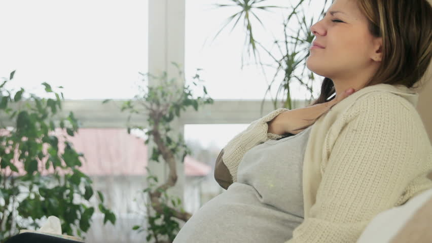 Η κατανάλωση πολλών καταπραϋντικών αφεψημάτων και οι καραμέλες με μέλι και πρόπολη, είναι αρκετά για να απαλύνουν τον πονόλαιμο στην έγκυο γυναίκα. 