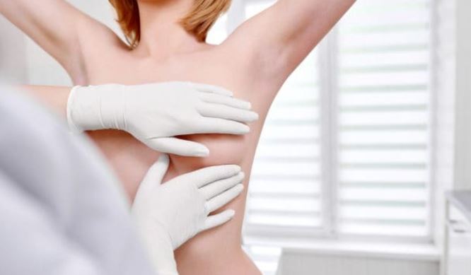 Η ψηλάφηση του μαστού είναι μια αμφιλεγόμενη εξέταση, η χρησιμότητα της οποίας έχει αμφισβητηθεί από ορισμένους γιατρούς.