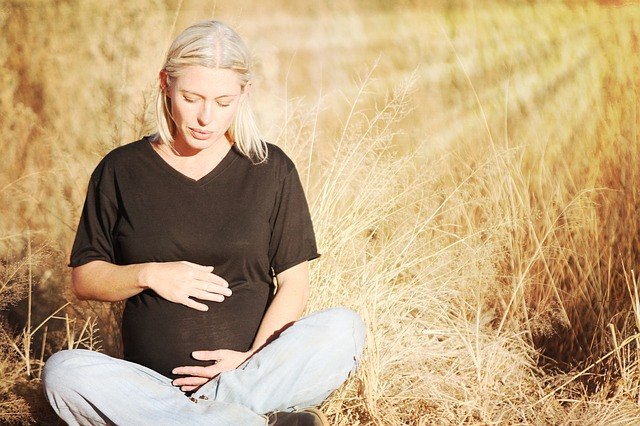 Ο πόνος στην κοιλιά σε αυτό το στάδιο της εγκυμοσύνης, συνδέεται με τις αλλαγές που συμβαίνουν στο σώμα για να φιλοξενήσει το έμβρυο τους επόμενους μήνες.