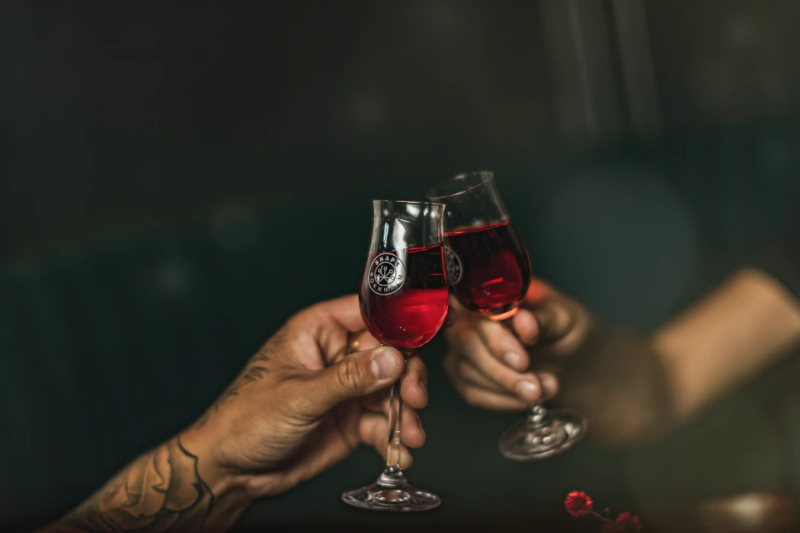 Το κόκκινο κρασί περιέχει ρεσβερατρόλη που ενισχύει τις ορμόνες του σεξ.