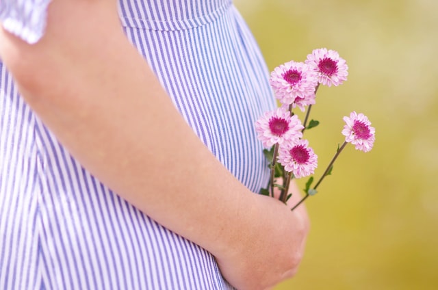 Ο ιατρικός όρος για την κυοφορούσα γυναίκα είναι «έγκυος» και για το μωρό πριν τη γέννησή του «έμβρυο».