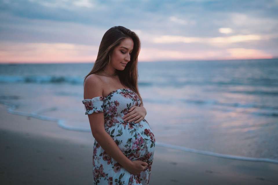 5 Φορέματα Εγκυμοσύνης που θα Φοράς και Μετά τη Γέννα