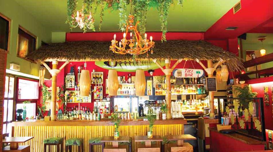 Εξωτικό και old fashioned πολυνησιακό ντεκόρ σε ένα από τα αυθεντικότερα tiki bars της Ευρώπης.