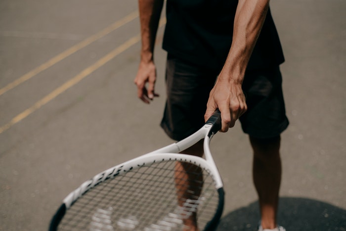 Το σερβίρισμα στο τένις μπορεί να προκαλέσει τενοντίτιδα 