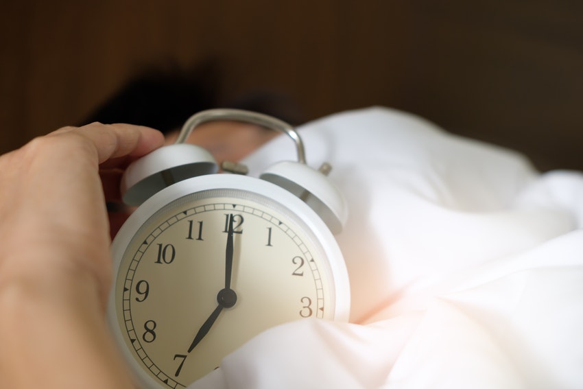 Ρυθμίστε το πρόγραμμά σας, ώστε να πηγαίνετε για ύπνο και να ξυπνάτε σε συγκεκριμένες ώρες.